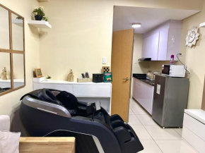 BREEZE RESIDENCES PASAY (NEAR AIRPORT MOA PICC CCP FAST WIFI NETFLIX POOL KARAOKE)